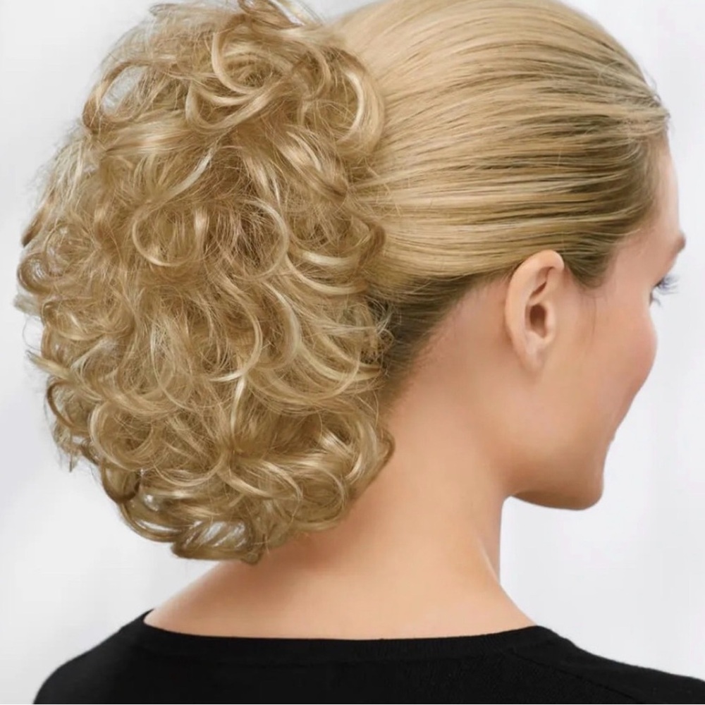 NWT and Box Paula Young Full Volume Wavy Clip On Hairpiece Color 22